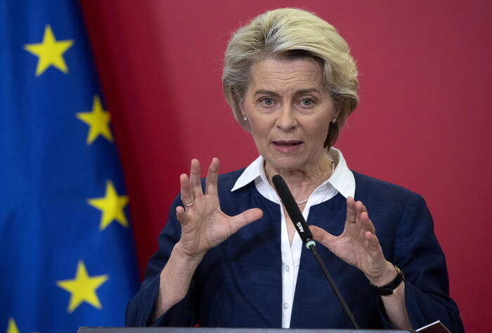 Von der Leyen: "Putin è costretto a vendere le riserve di oro"