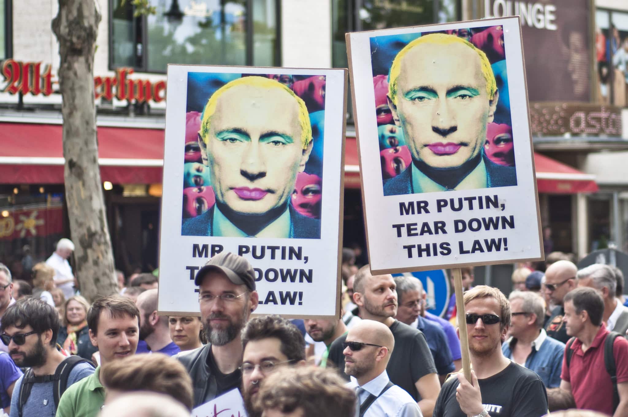 In Russia è vietato essere omosessuali: la nuova terribile legge omofoba firmata da Putin
