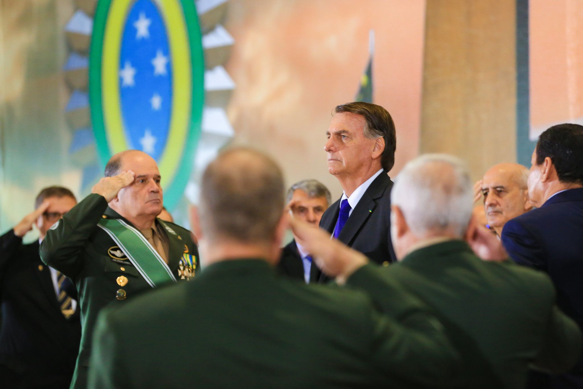 Bolsonaro partecipa a un evento militare: evita di parlare e piange