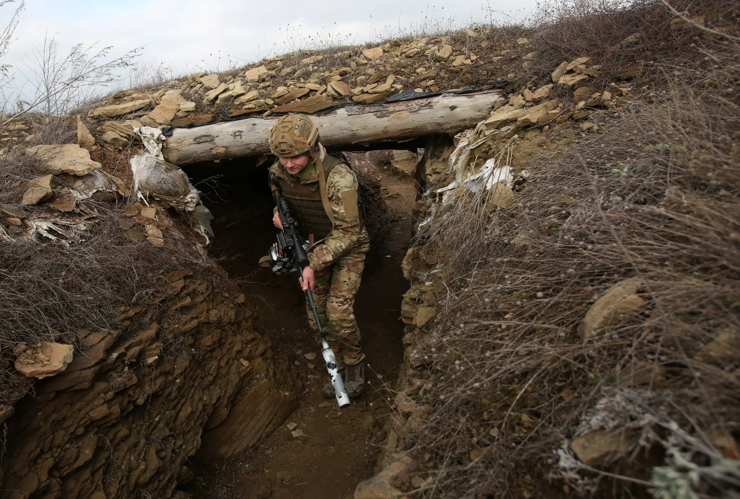 Continua la guerra di trincea. Zelensky: "Nel Donbass combattiamo metro per metro"