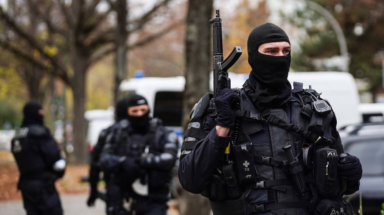 Antisemiti, pangermanici, novax. Ecco chi sono i 25 estremisti di destra arrestati per l'assalto al Bundestag