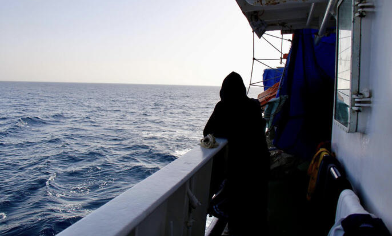 Migranti, un peschereccio con 700 persone soccorse in mare sbarcato a Catania