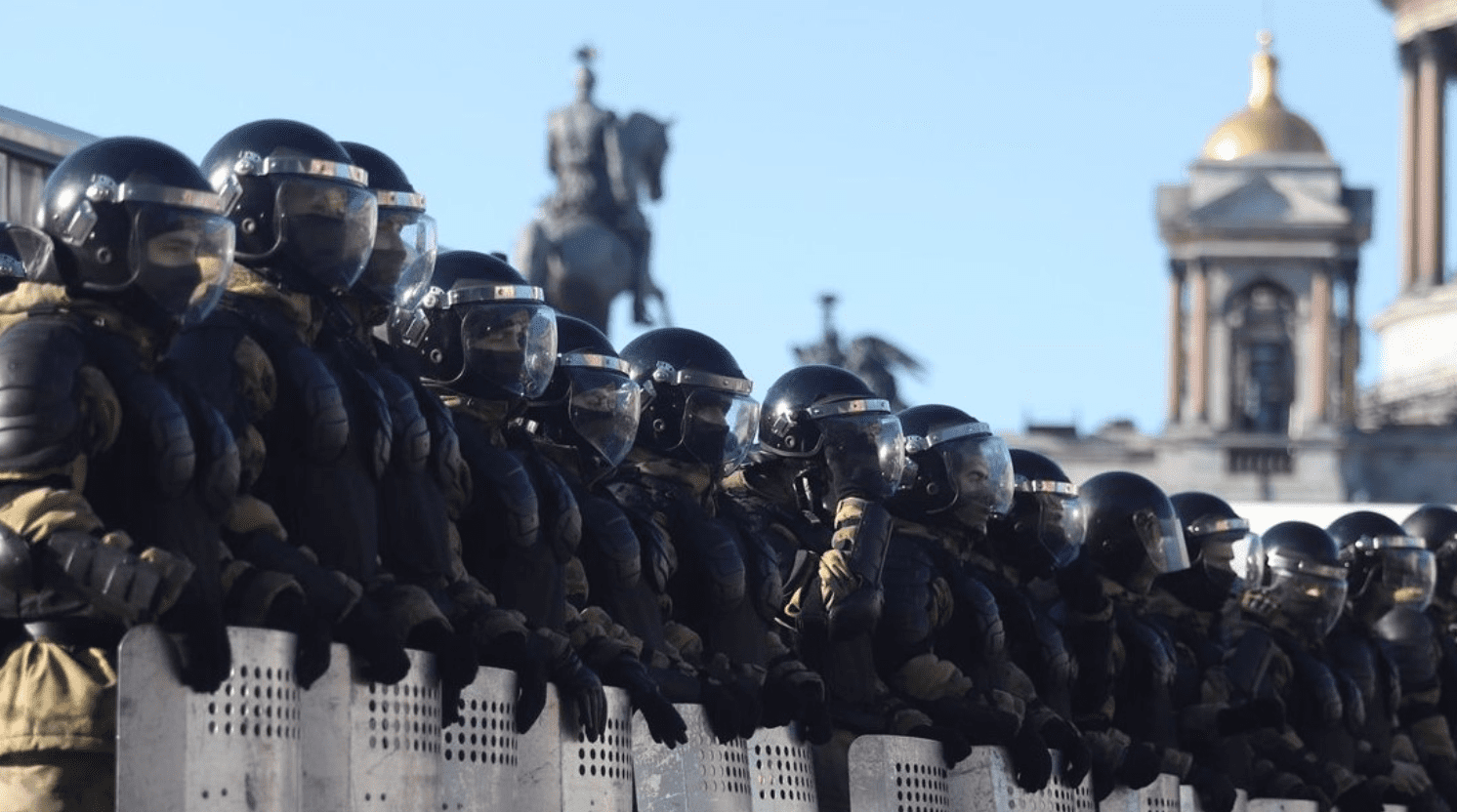 Mosca manda a Mariupol agenti anti-sommossa per reprimere le proteste contro l'annessione