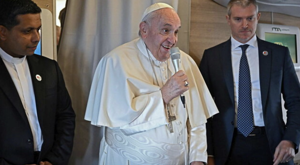 Papa Francesco: "Chi esclude le persone Lgbt è un infiltrato nella Chiesa"