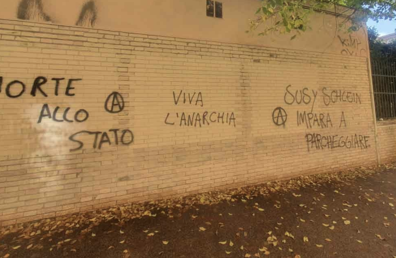 Corteo anarchico a Bologna, scritte contro Susanna Schlein che aveva subito un attentato ad Atene