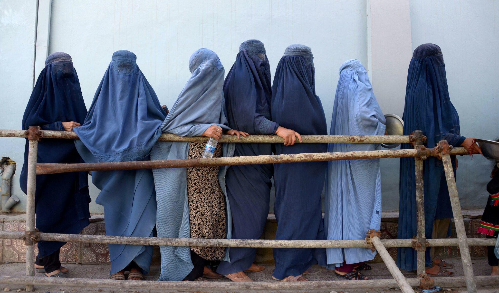 L'Afghanistan talebano: Ong senza donne mentre il mondo chiude gli occhi
