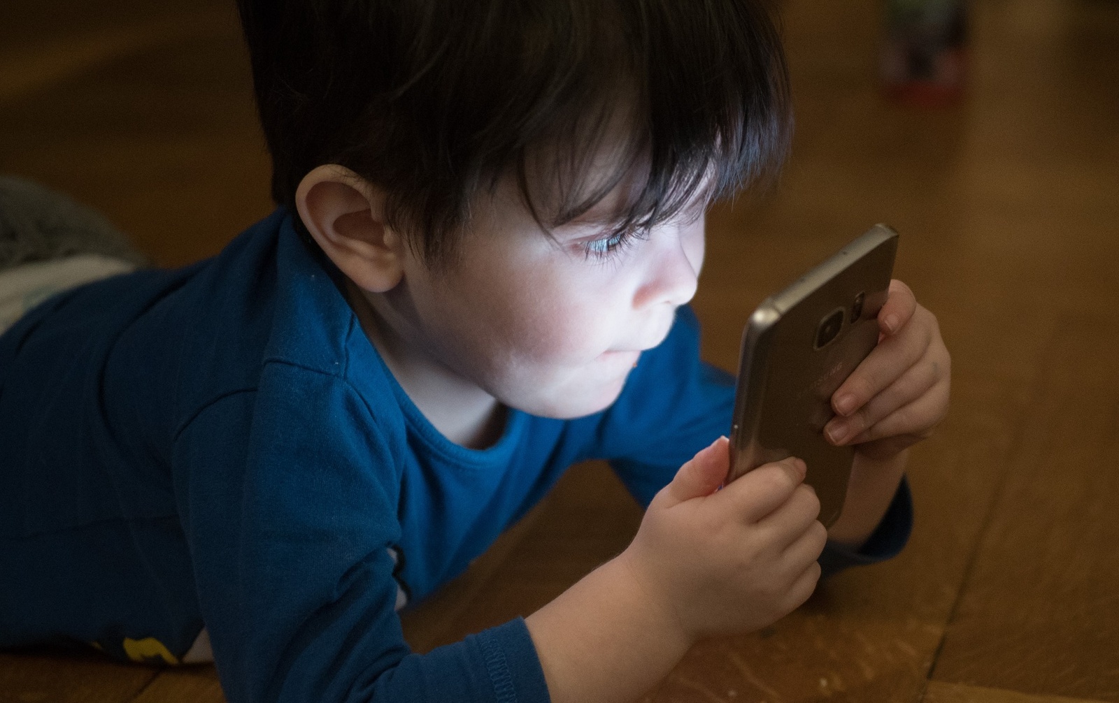 Ecco quanto è dannoso dare lo smartphone ai bambini per calmarli