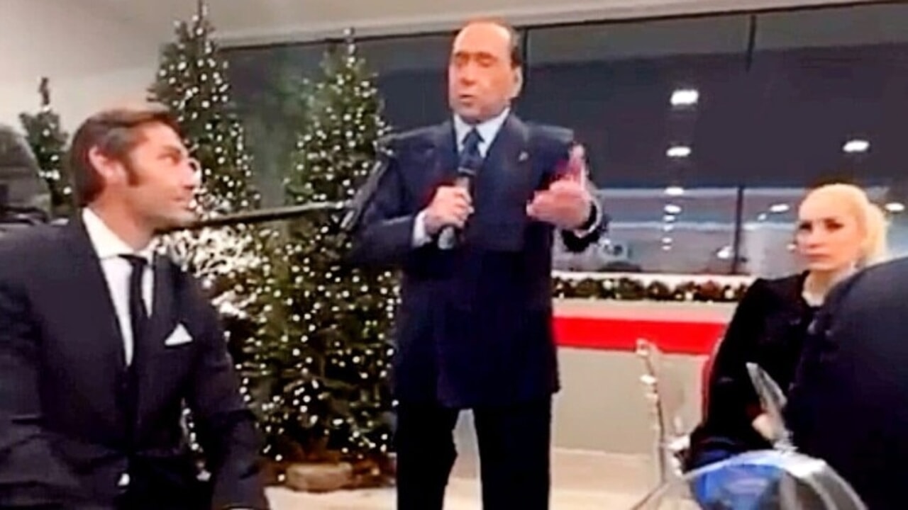 Berlusconi disgustoso ai calciatori del Monza: "Se vincete contro una big, vi porto un pullman di troie"