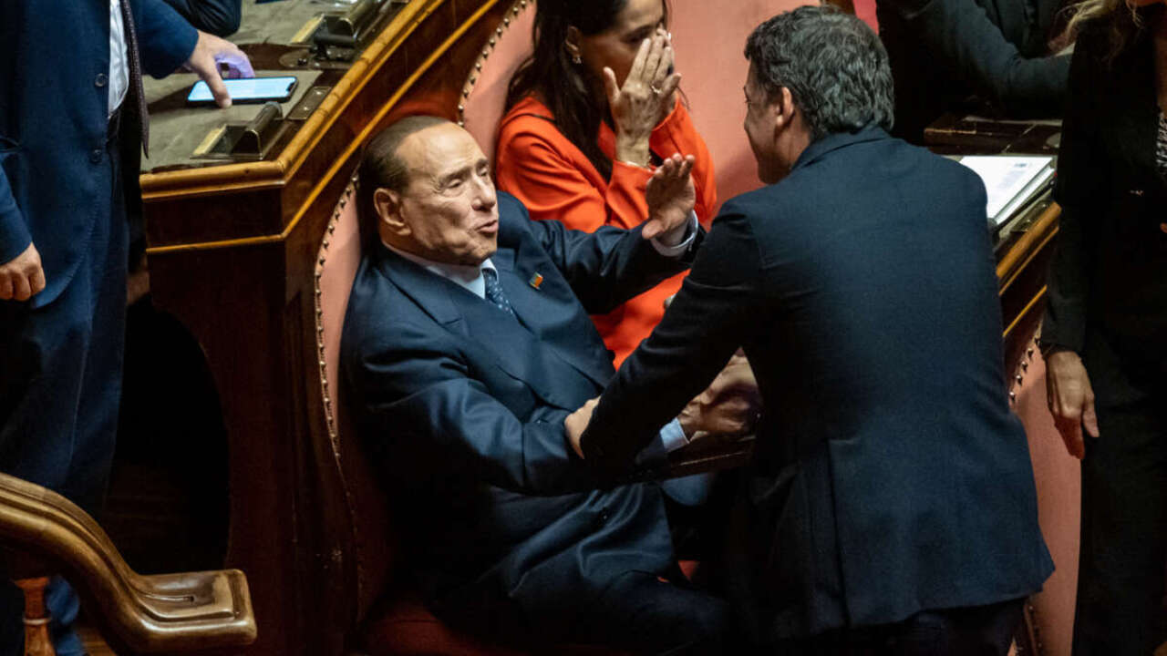 Berlusconi corteggia Renzi: "Dice spesso cose giuste, il suo posto è con noi..."