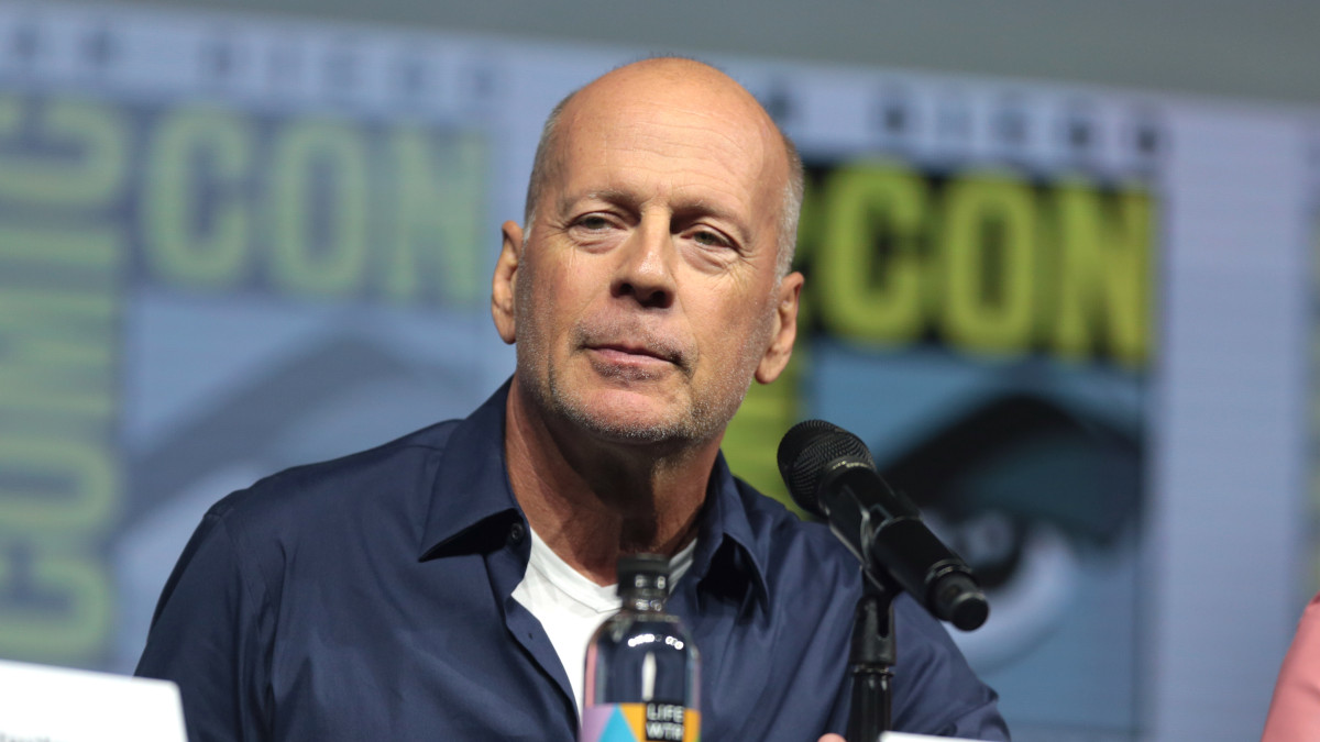 Bruce Willis affetto da afasia, le sue condizioni sono gravi: "Non parla più"