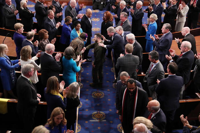 Standing ovation per Zelensky al Congresso americano: "L'Ucraina è viva e combatte"