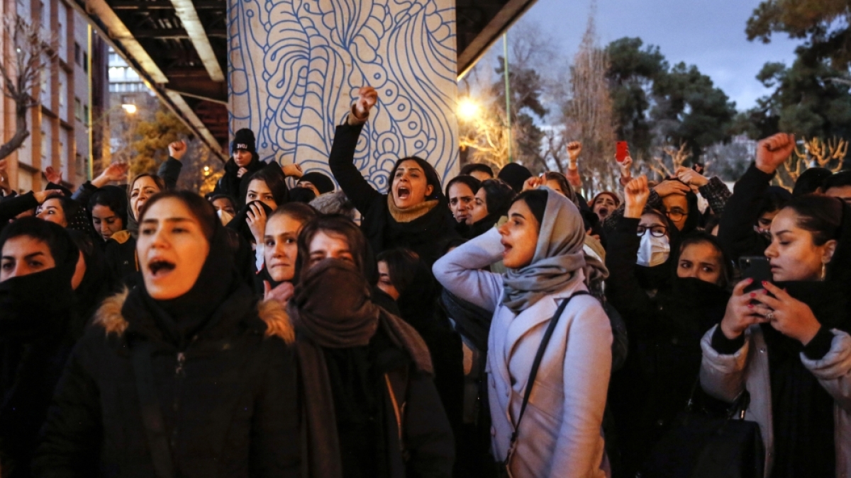 Iran, quel 'velo' teocratico squarciato a metà