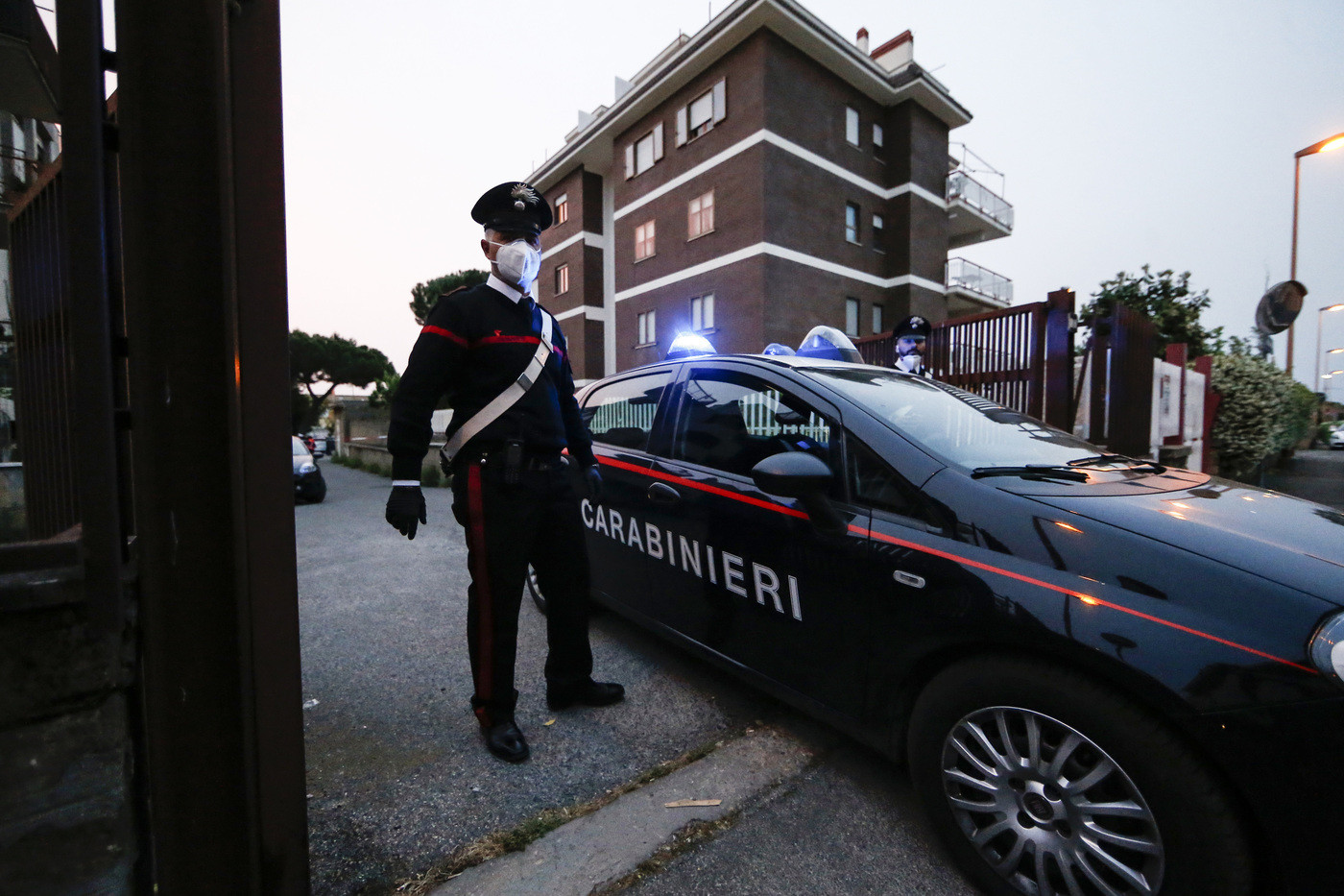 Un uomo ha ucciso la moglie con tre colpi di pistola: in casa, anche una delle figlie della coppia