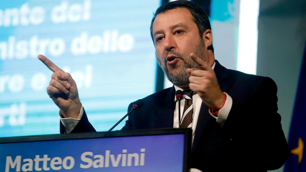 Salvini irride il dissenso: "Tav? Andremo dritti come treni. Bankitalia? La manovra va bene così"