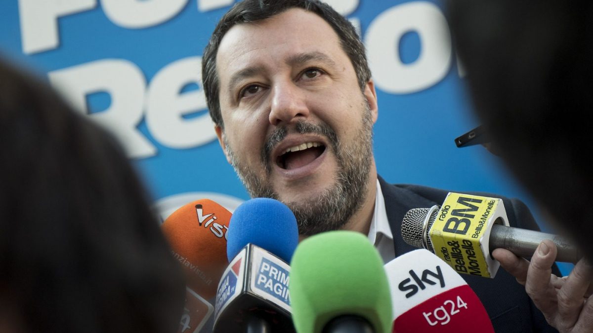 Migranti, Salvini: "L'Italia è sotto attacco da Paesi stranieri che finanziano le Ong"
