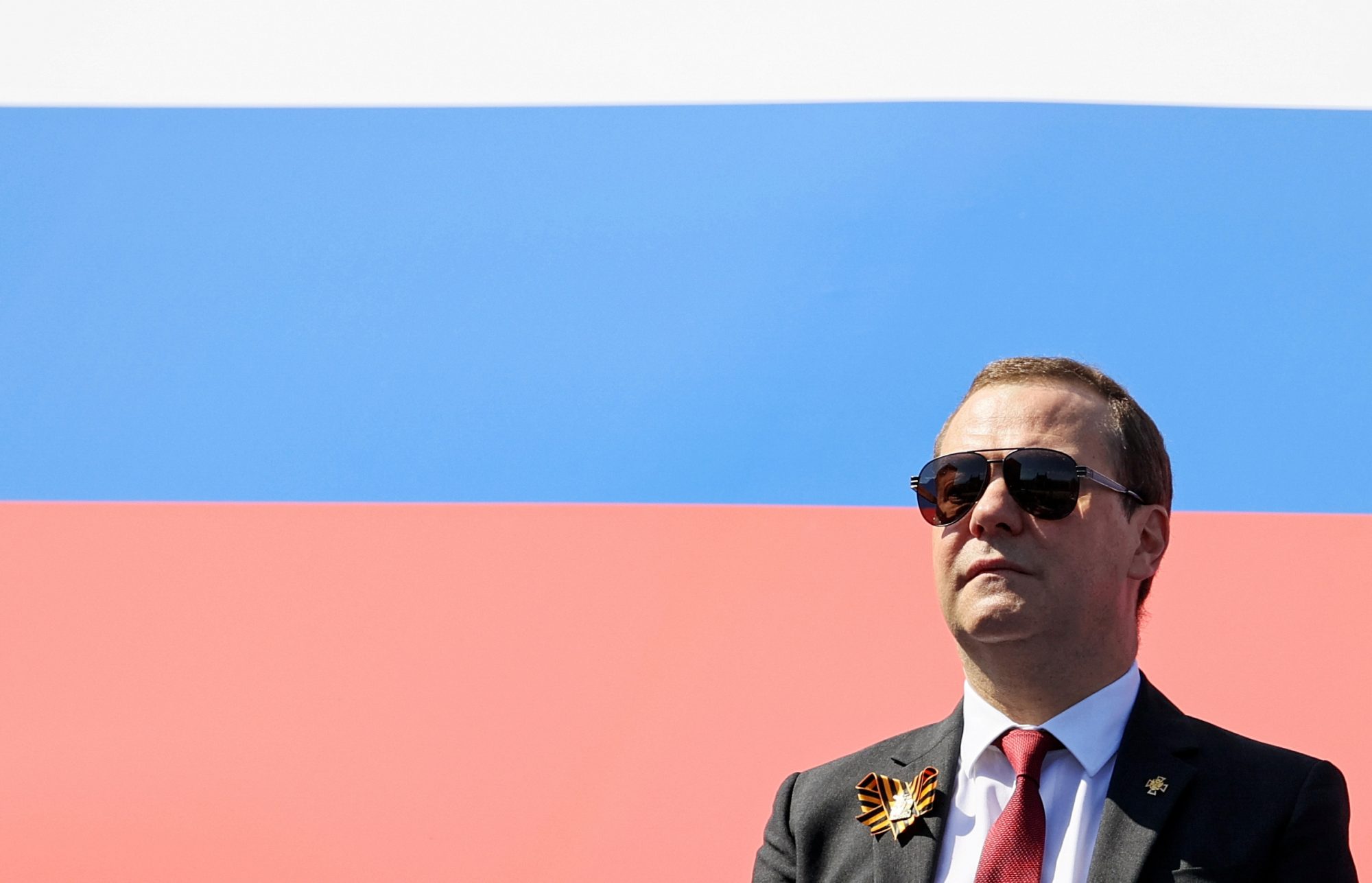Medvedev fa il puro: "Vergognoso parlare di carri armati a Davos"