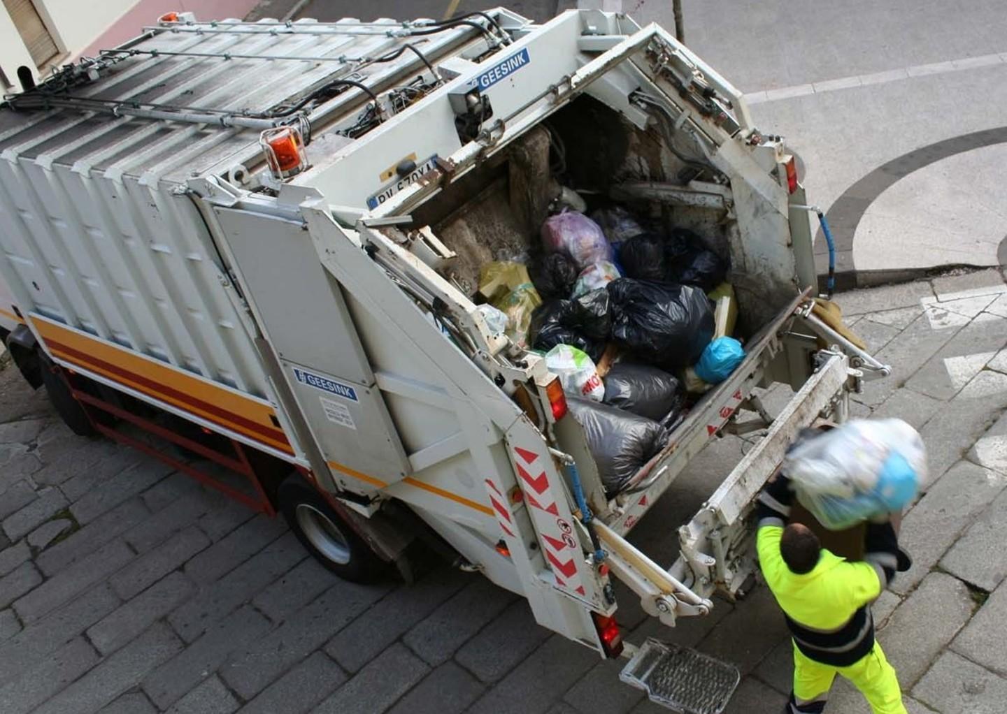 Alghero, operatore ecologico gambizza due colleghi e poi si toglie la vita