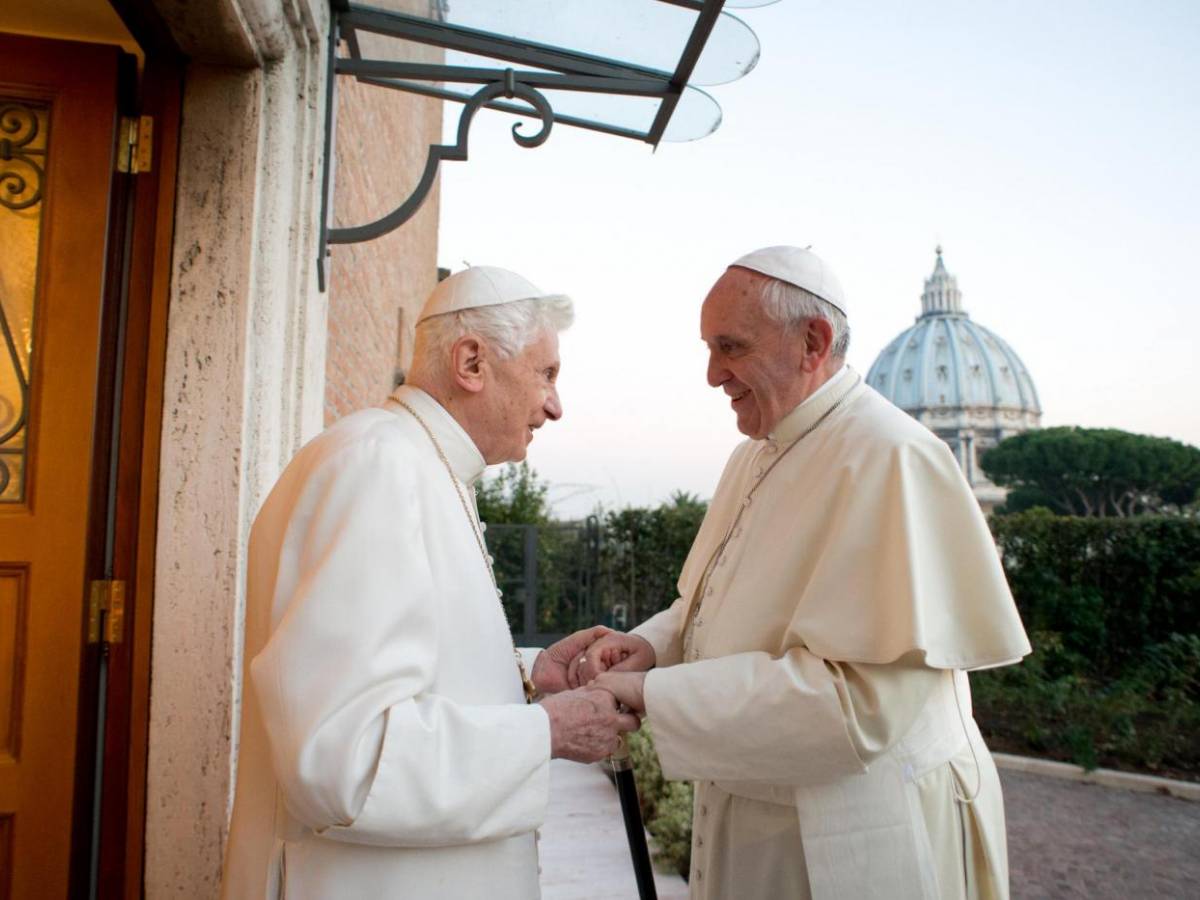 Papa Francesco in ansia per Ratzinger, ecco la nota del Vaticano: "Le sue condizioni sono peggiorate"