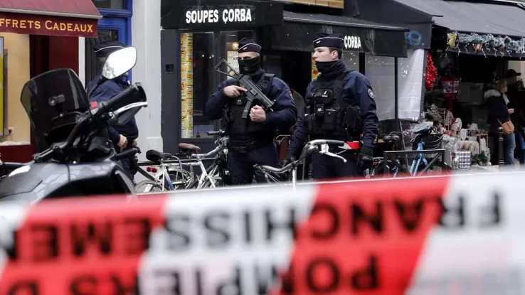 Sparatoria a Parigi: l'assassino che ha ucciso tre persone aveva assaltato un campo per migranti