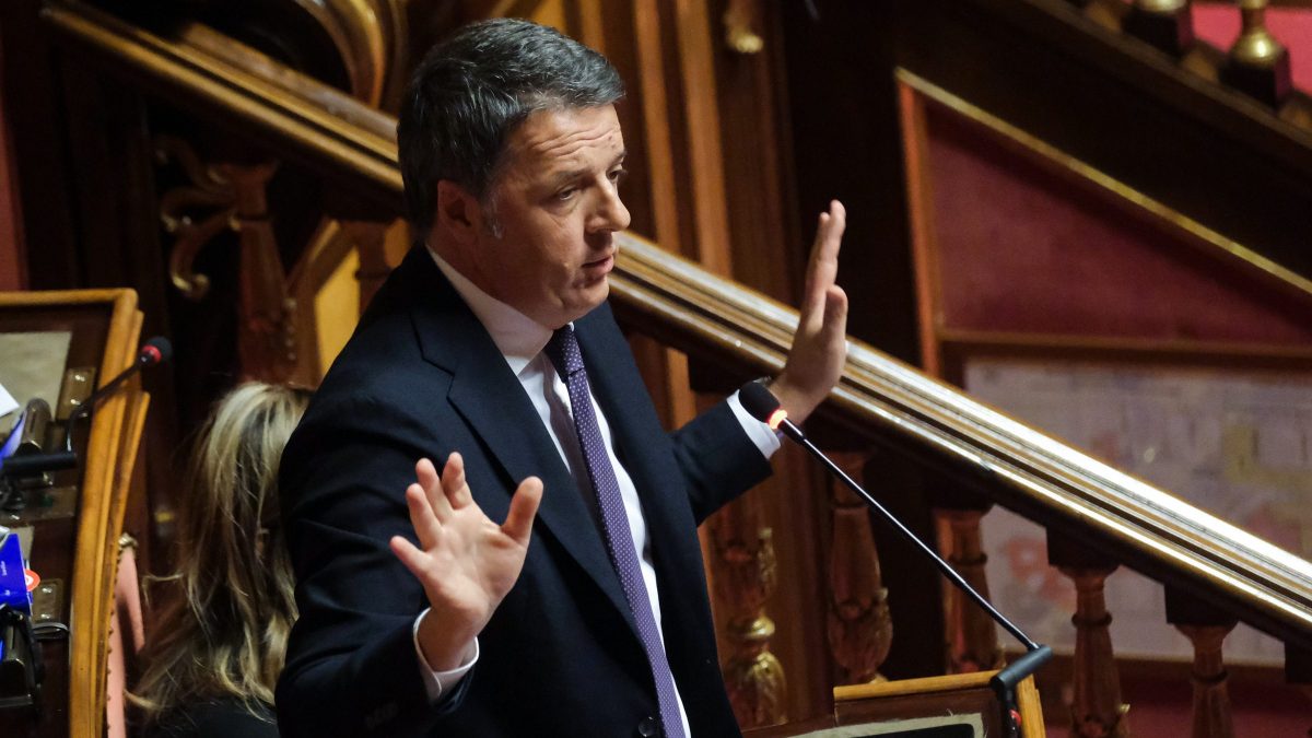 Renzi cita Bisignani e denuncia: "Ci sono giornalisti e politici spiati, in gioco la democrazia"