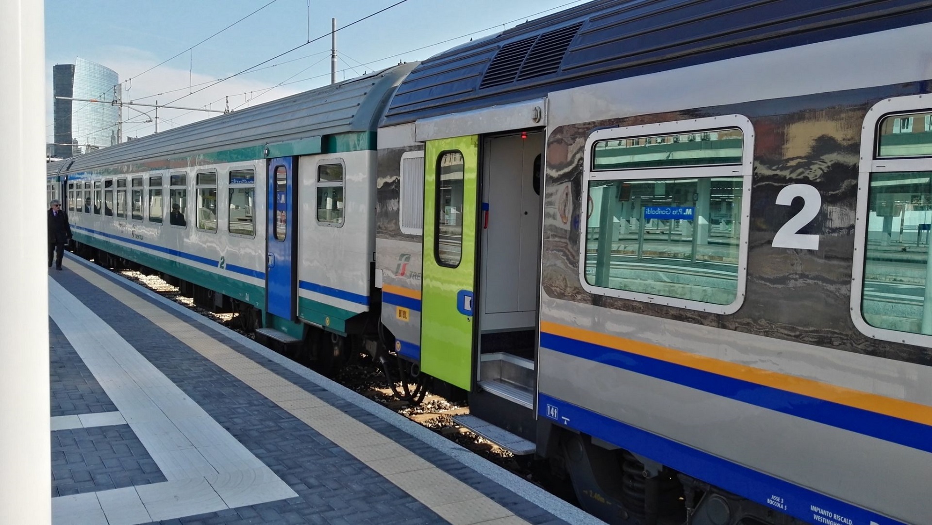 Travolto da un treno tra Montanaro e Rodallo: è morto sul colpo un uomo di 51 anni