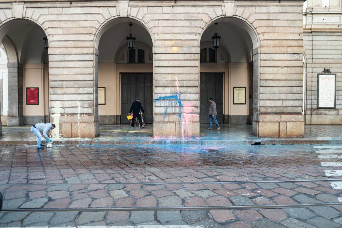 Teatro alla Scala, vernice contro l'ingresso: "Mattarella e Meloni, salvate la popolazione"
