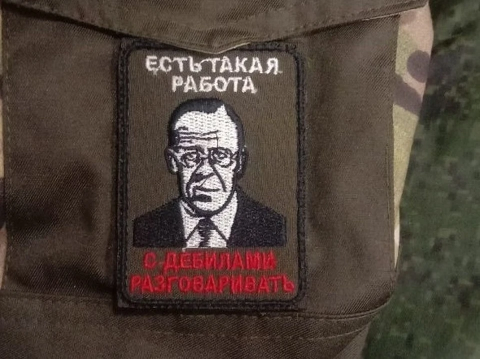 Le truppe russe d'assalto in Ucraina ricevono i galloni con un ritratto di Lavrov