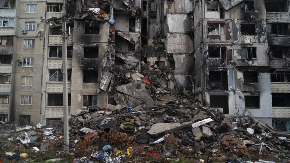 I russi colpiscono un condominio a Kharkiv: ci sono morti e feriti