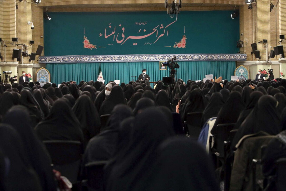L'ayatollah Khamenei gioca d'astuzia: "Ci vogliono più donne in politica"