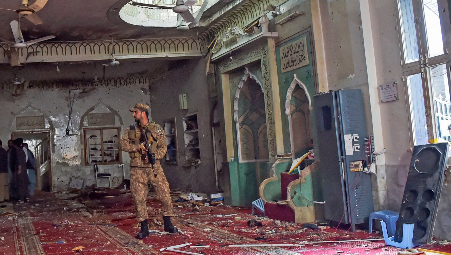 Ancora sangue in Pakistan: esplosione in una moschea a Peshawar, decine di morti e feriti
