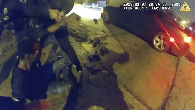 Tyre Nichols, il video del pestaggio degli agenti, Biden: "Indignato e profondamente addolorato"