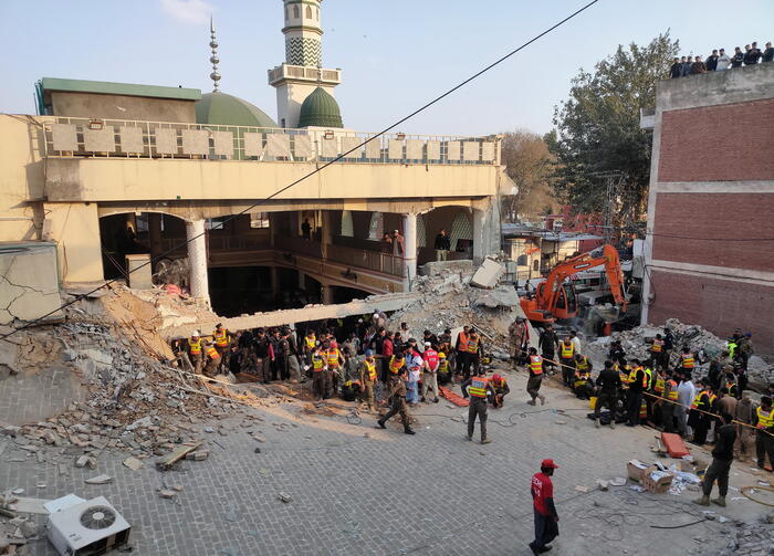 Ancora sangue in Pakistan: esplosione in una moschea a Peshawar, almeno 33 morti