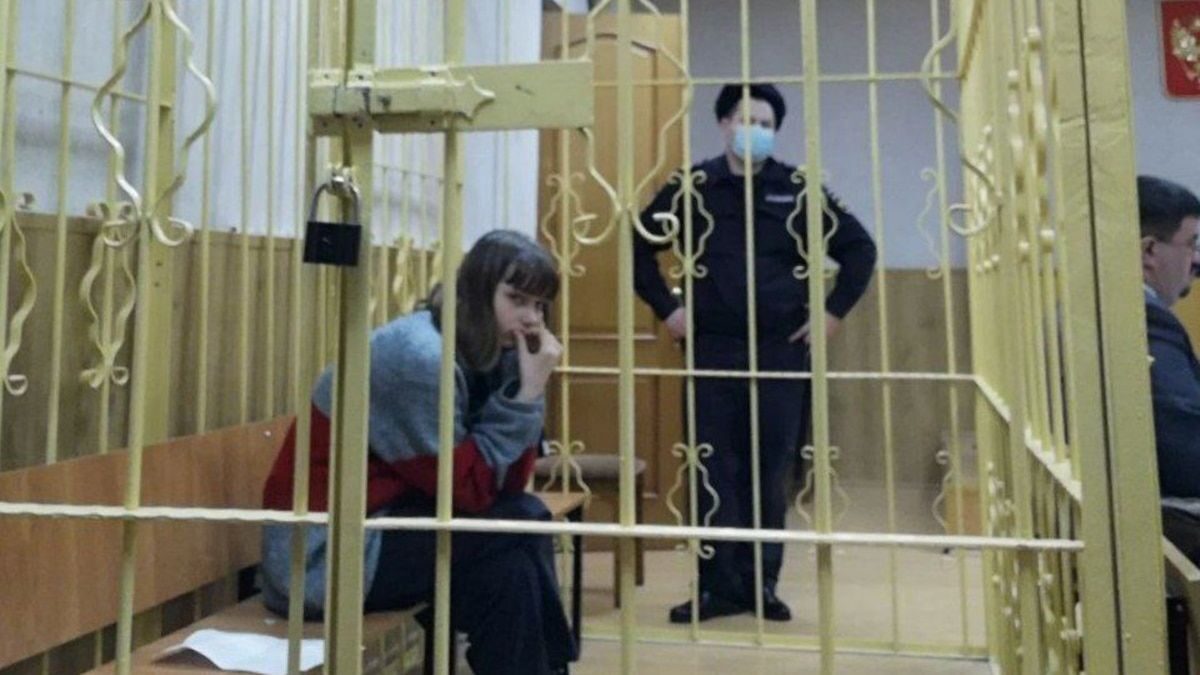 Russia, critica la guerra di Putin: studentessa arrestata, ora rischia una lunga condanna