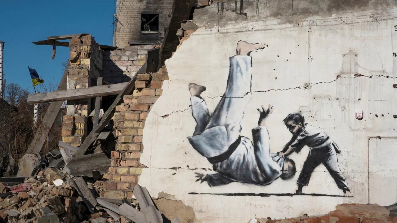 Incriminato a Kiev per furto (sotto legge marziale) il presunto ladro del murale di Banksy: ecco cosa rischia