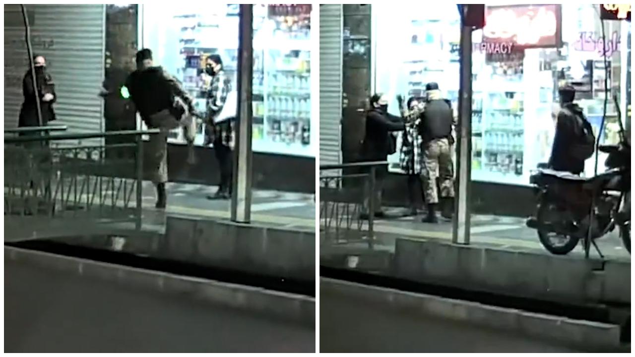 Barbarie! Un militare iraniano armato prende a calci e schiaffeggia una donna per strada: "Mostrava i suoi capelli"