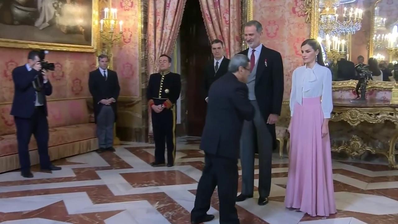 L'ambasciatore iraniano non stringe la mano alla regina di Spagna. Evita così un grave 'reato', ma Letizia non gradisce