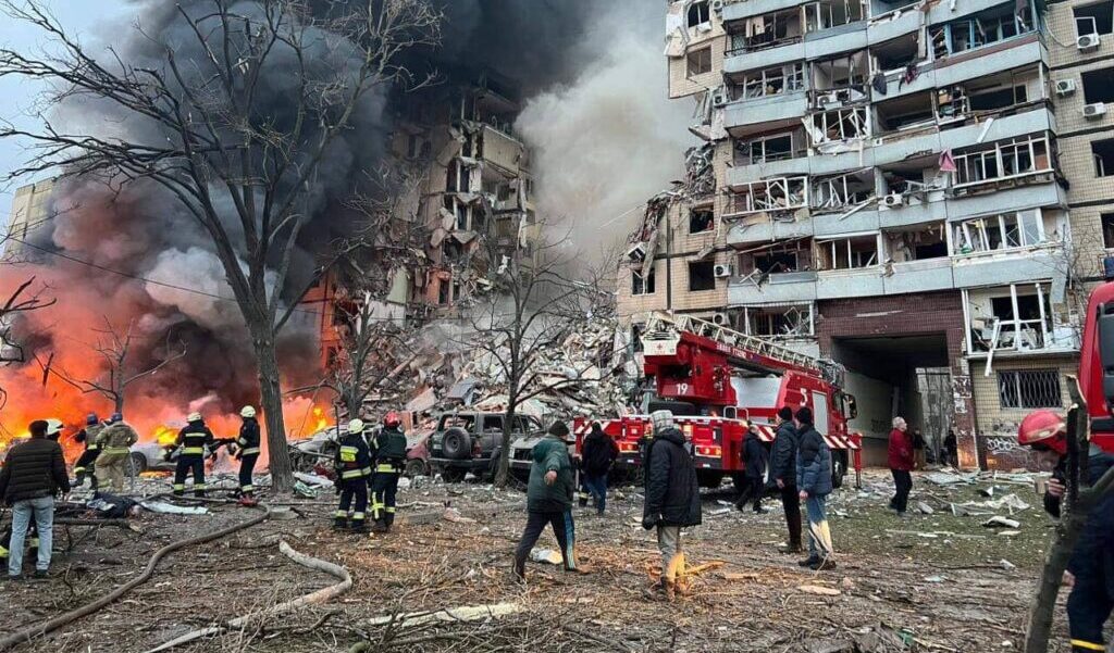 La Russia bombarda un condominio a Dnipro: 5 civili morti e 20 feriti