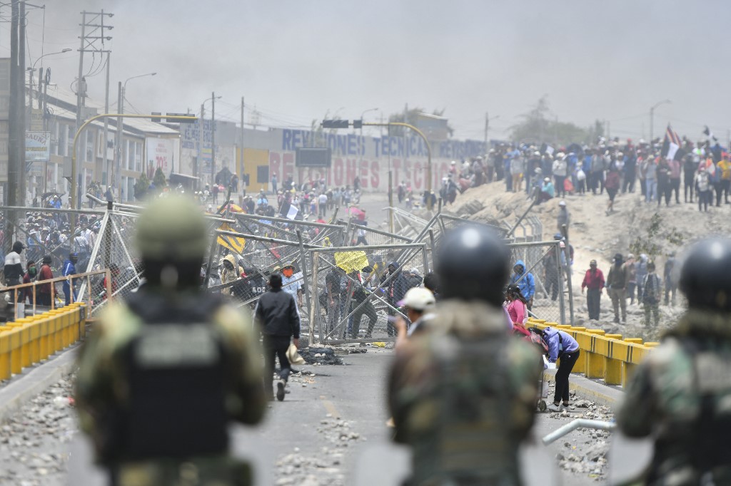 Perù nel caos, chiusa per le proteste la ferrovia a Machu Picchu: bloccati i turisti italiani