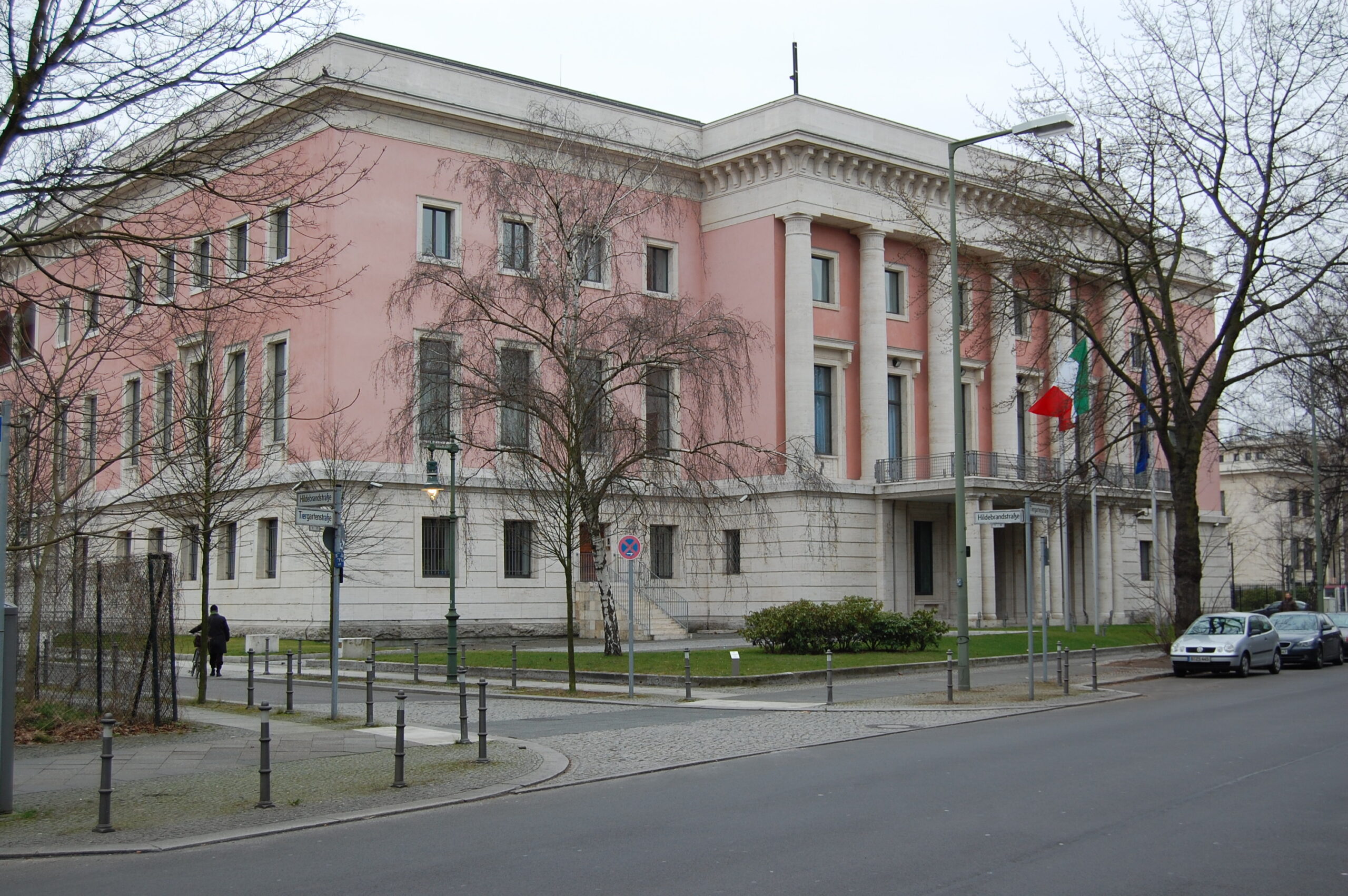 Attacco all'Ambasciata italiana a Berlino e Barcellona, indagano le procure