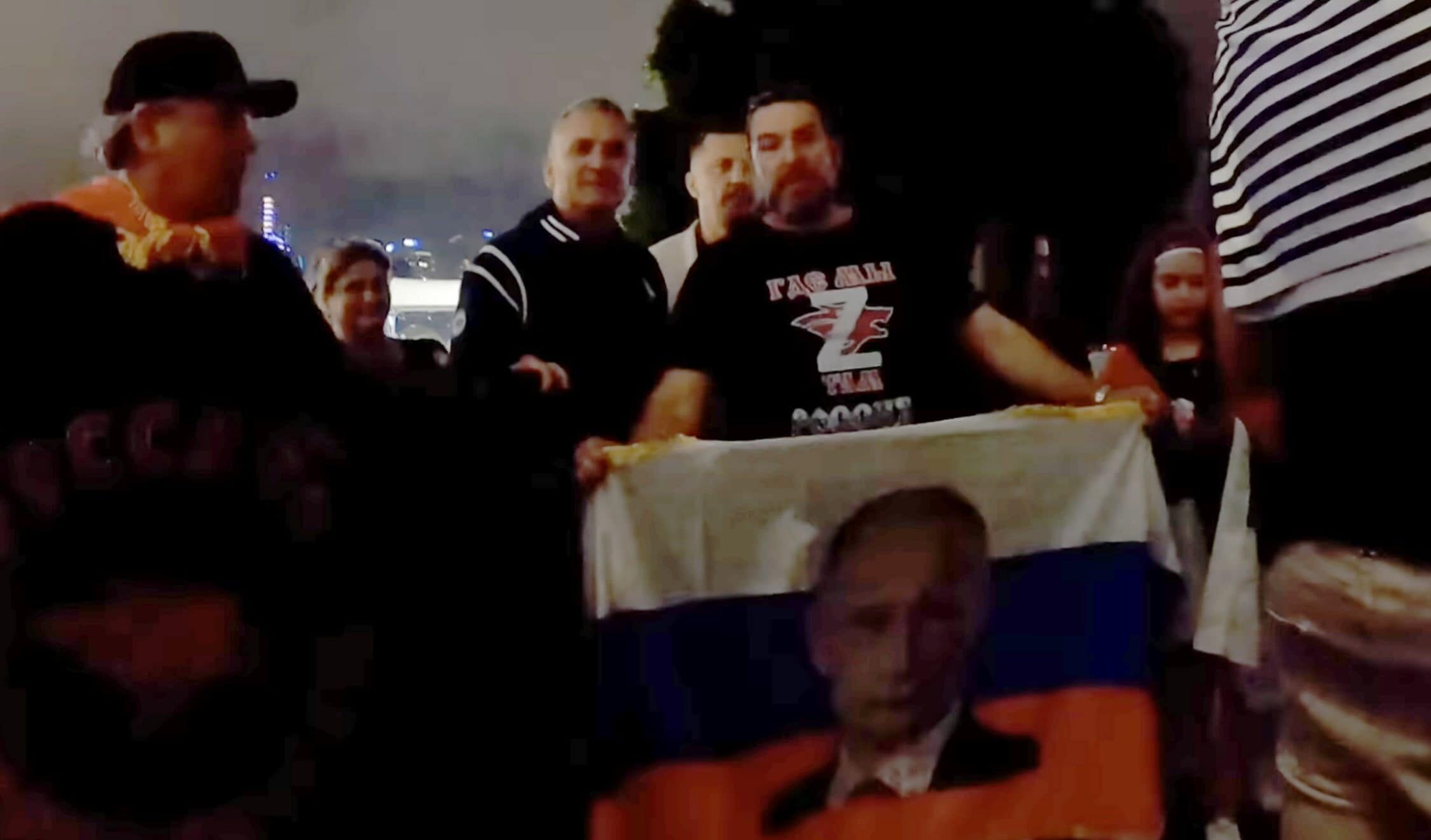 Il padre di Djokovic con i fan di Putin che espongono la Z emblema dell'aggressione all'Ucraina