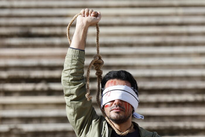 Amnesty denuncia: i condannati a morte in Iran prima stuprati e picchiati (uomini e donne)