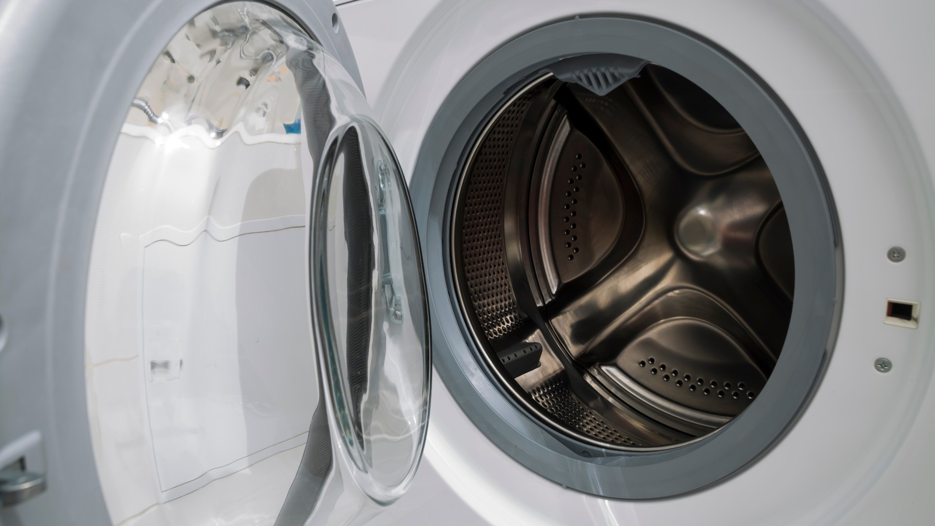 Orrore a Parigi, una bambina di tre anni &egrave; stata trovata morta in una lavatrice