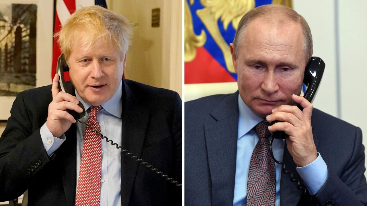 L'ex premier Johnson rivela: "Putin minacciò di bombardare Londra". Mosca nega: "Bugiardo"