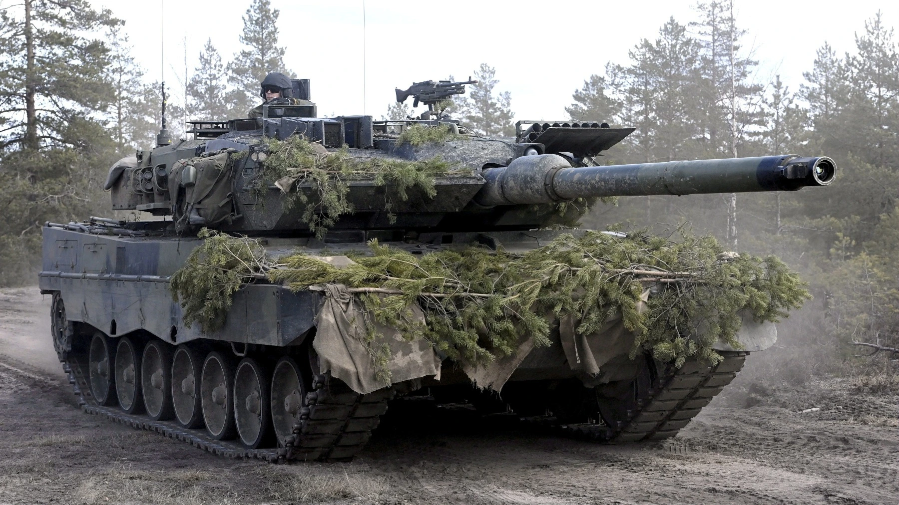 Berlino: "Pronti ad autorizzare la Polonia a dare i carri armati Leopard all'Ucraina"