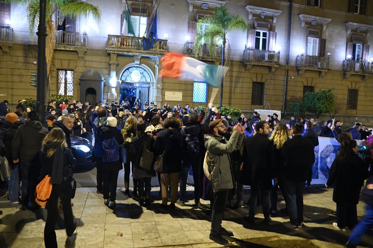 A Palermo la gioia dei cittadini dopo l'arresto del boss: "Grazie alle forze dell'ordine, ma la mafia non è sconfitta"