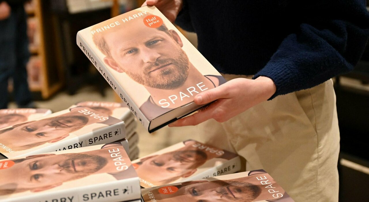 "Spare", nelle librerie la clamorosa biografia di Harry: lunghe file per acquistarne una copia