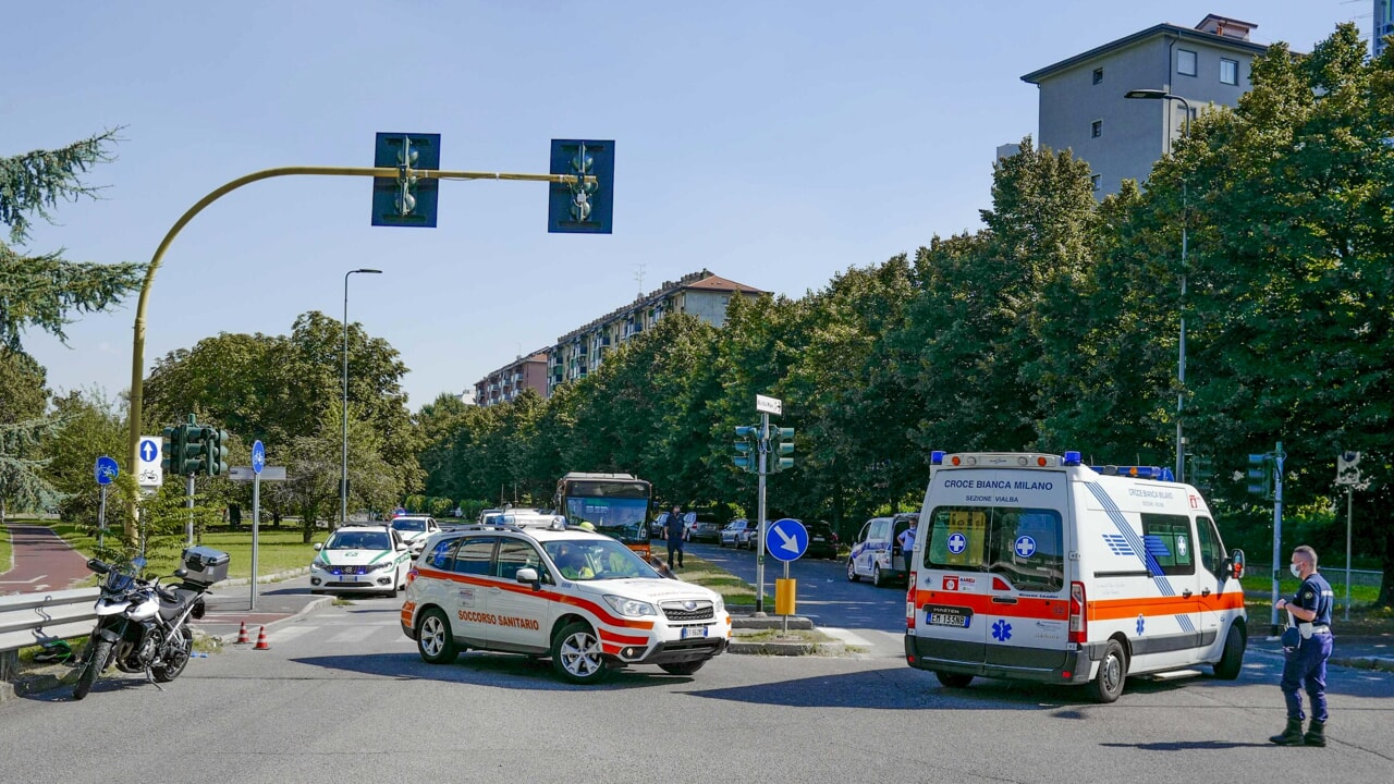 Tragedia a Lecco: nonna muore investita da un camion per salvare il nipotino