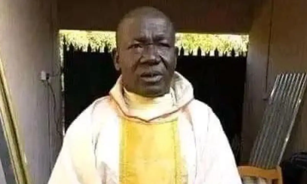 Nigeria, attacco in una chiesa cattolica: il parroco muore bruciato vivo