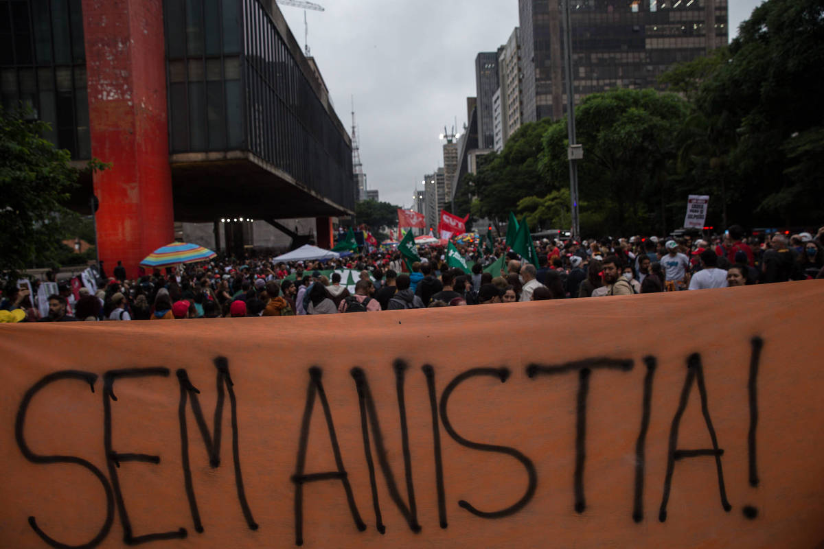Brasile, in migliaia in piazza per la democrazia contro i 'golpisti' di Bolsonaro