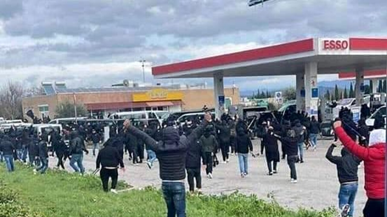 Scontri sull'A1, due ultras della Roma liberi: il giudice non convalida l'arresto